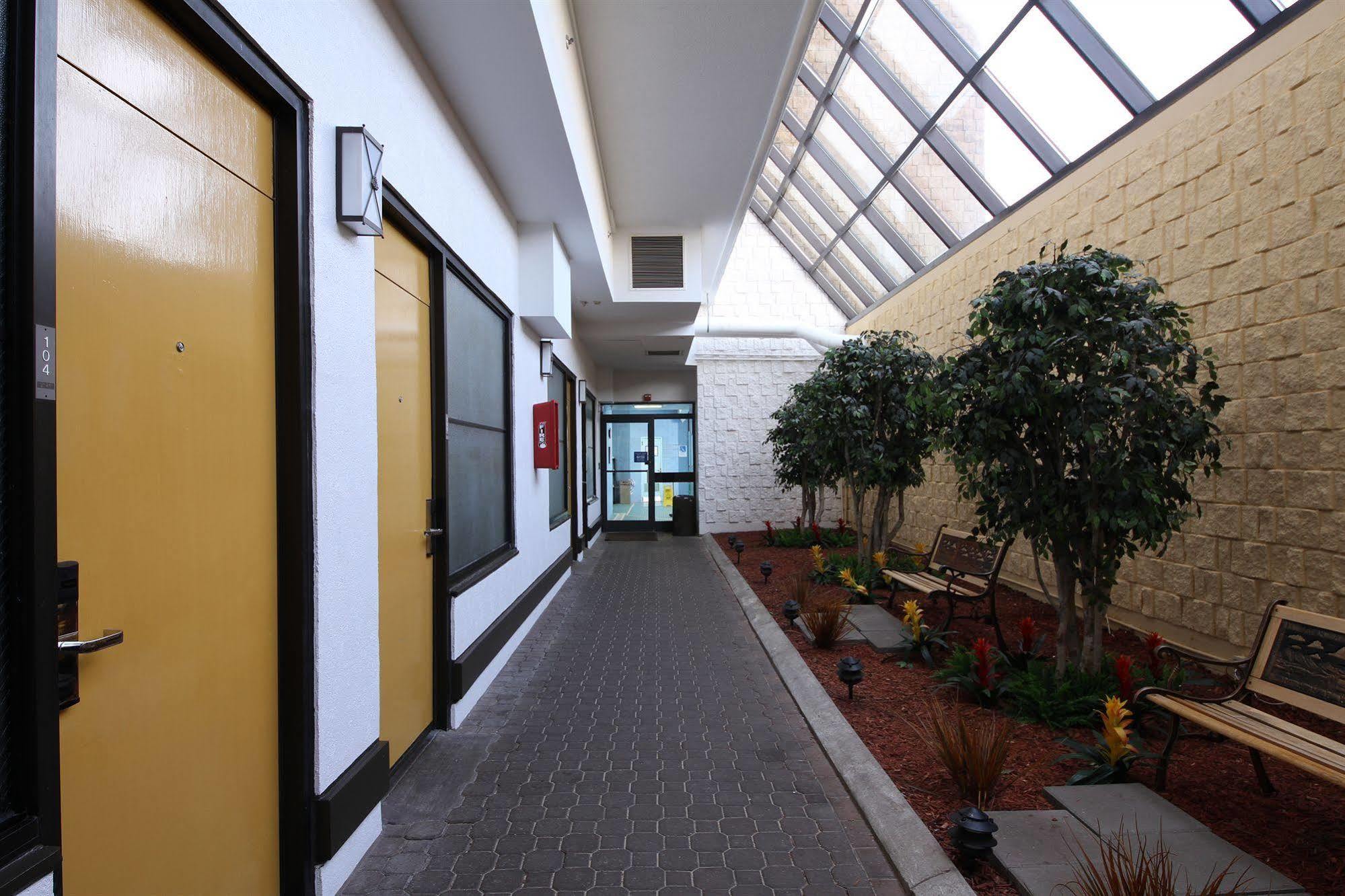 וירג'יניה ביץ' The Barclay Towers Hotel And Resort מראה חיצוני תמונה